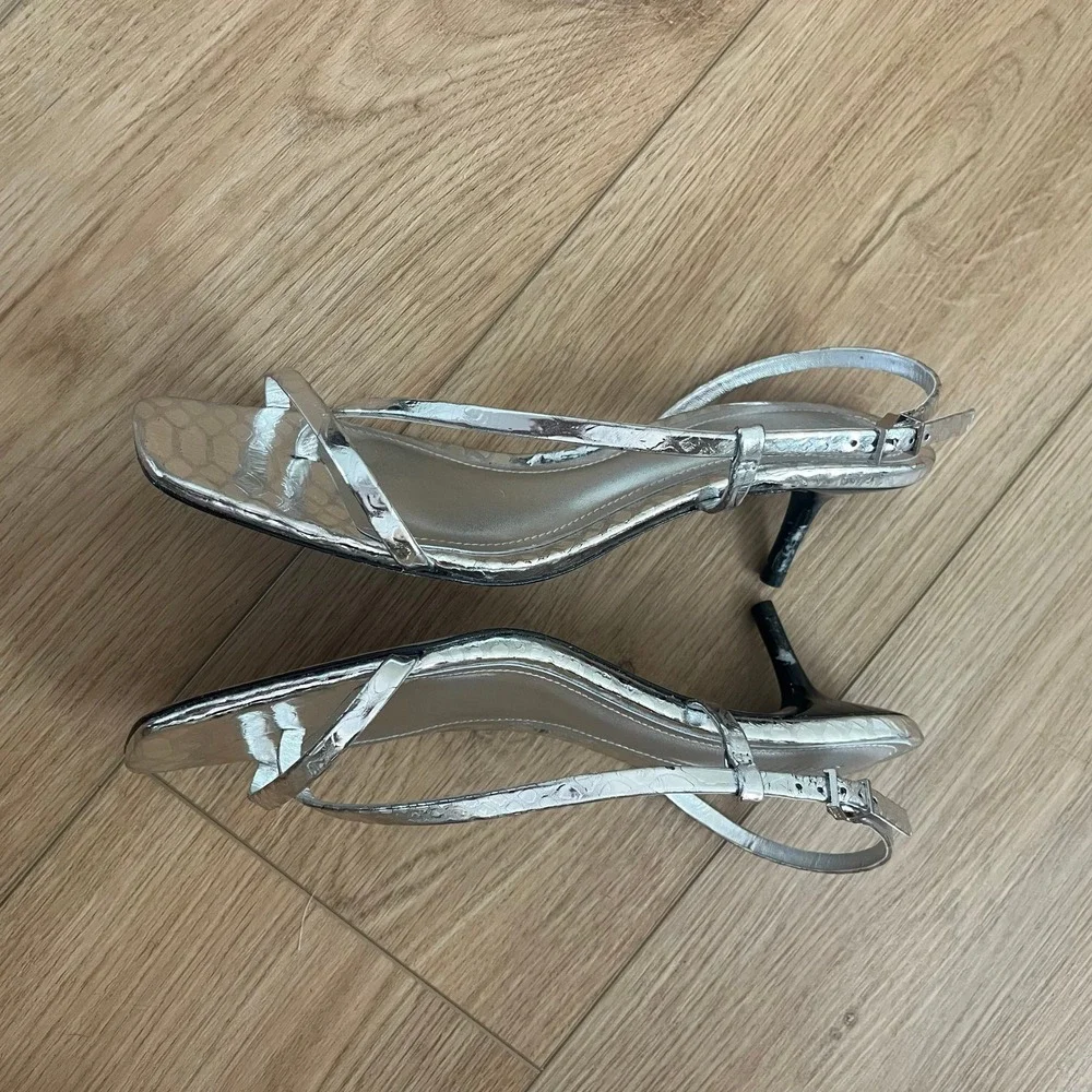 Schutz Heloise Metallic Silver Leather Sandals Size 8.5 Kitten Heel Snake - Picture 5 of 8